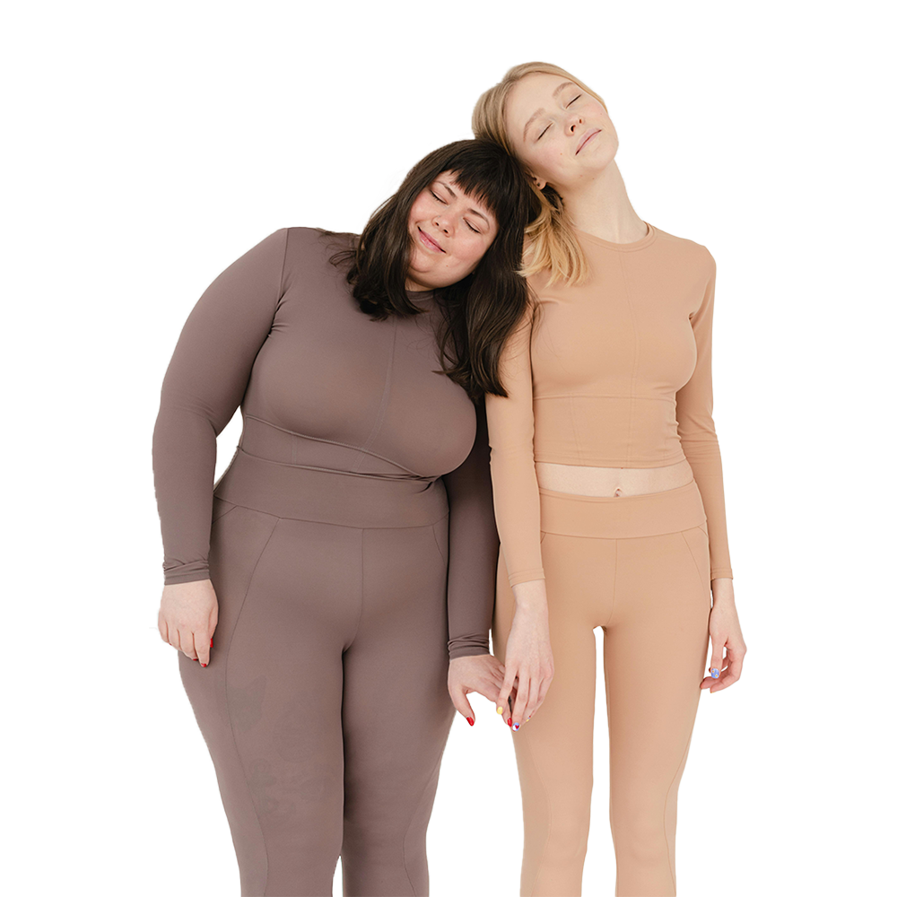Zwei Frauen in beige Outfits